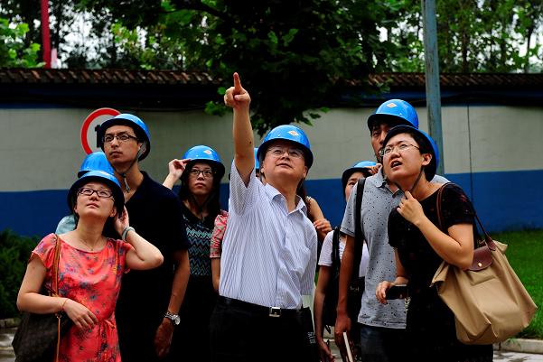 何小龍總帶領(lǐng)新員工參觀琉璃河水泥廠。